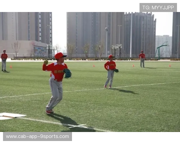 垒球队练习跑垒战术，整体推进速度明显加快